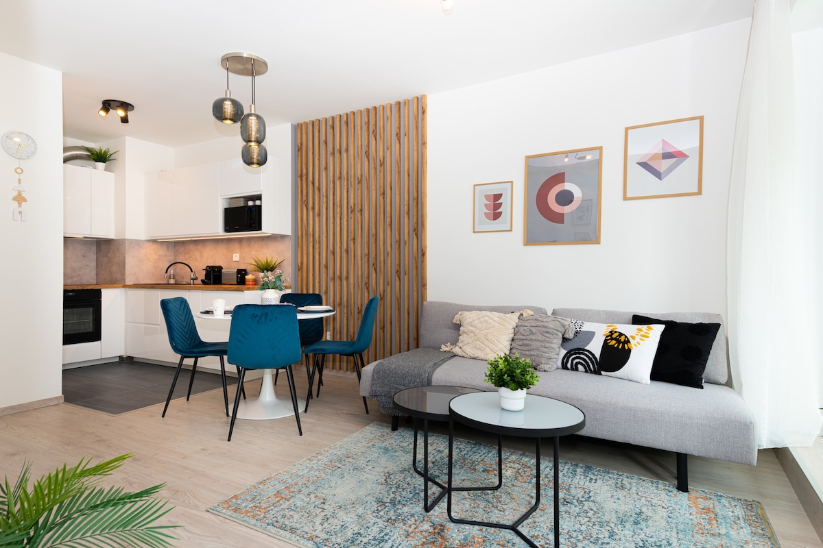 Chic206 Retreat: Modern 1BR Gem with Balcony by NW