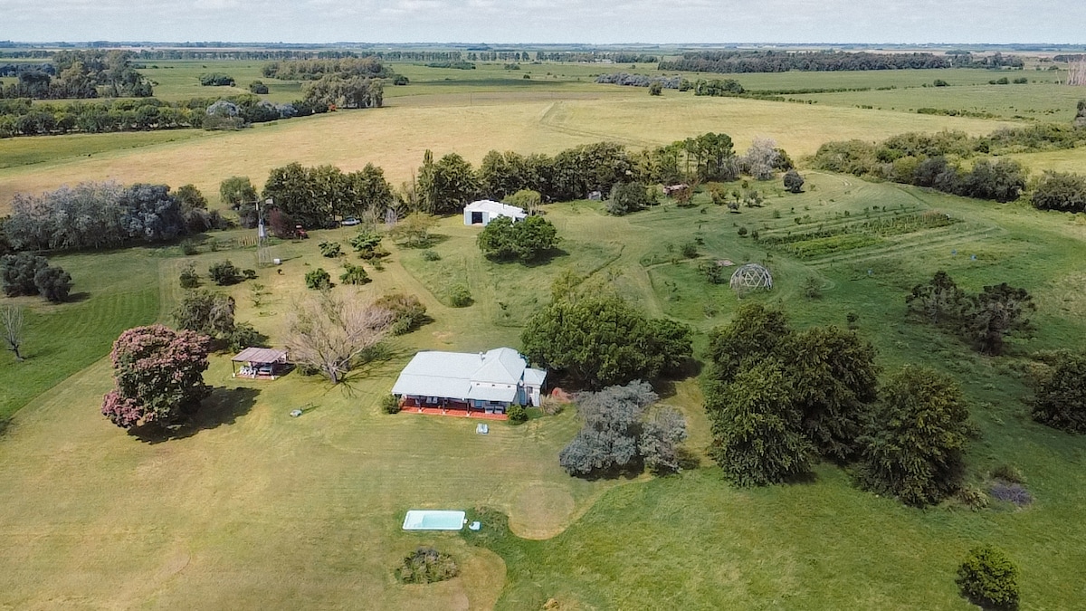 Campo con pileta y vista al río