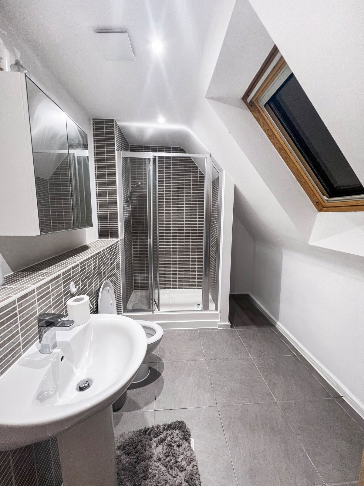 Spacious Double Room Milton Keynes Shared Bathroom
