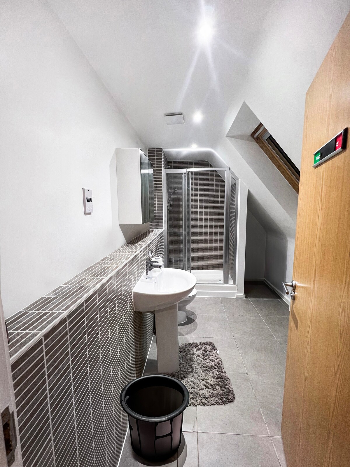 Spacious Double Room Milton Keynes Shared Bathroom