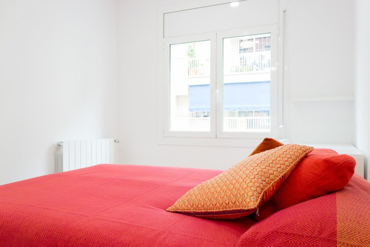 Cozy exterior room in fully equipped Coliving