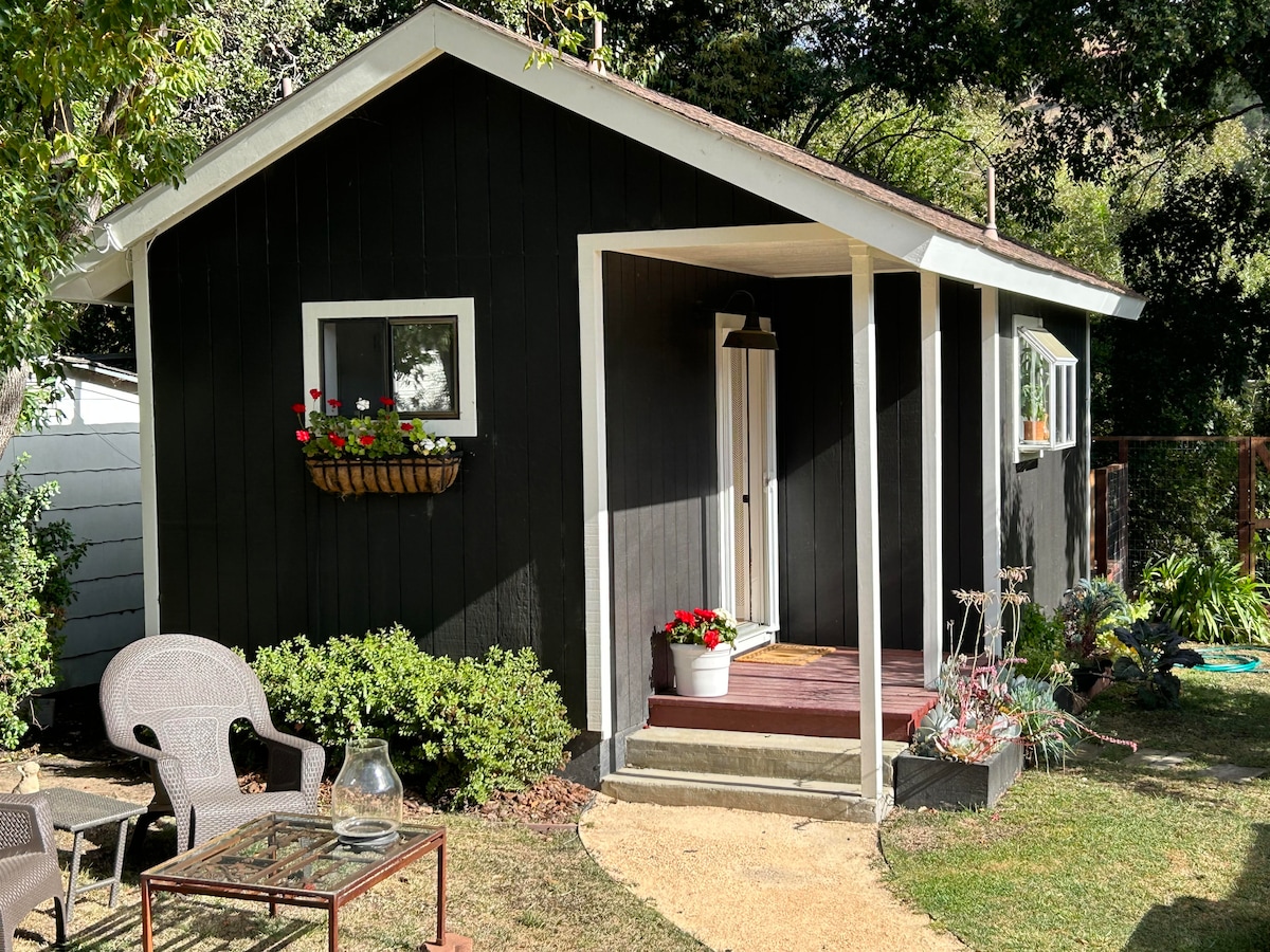 Bright spacious stand-alone studio