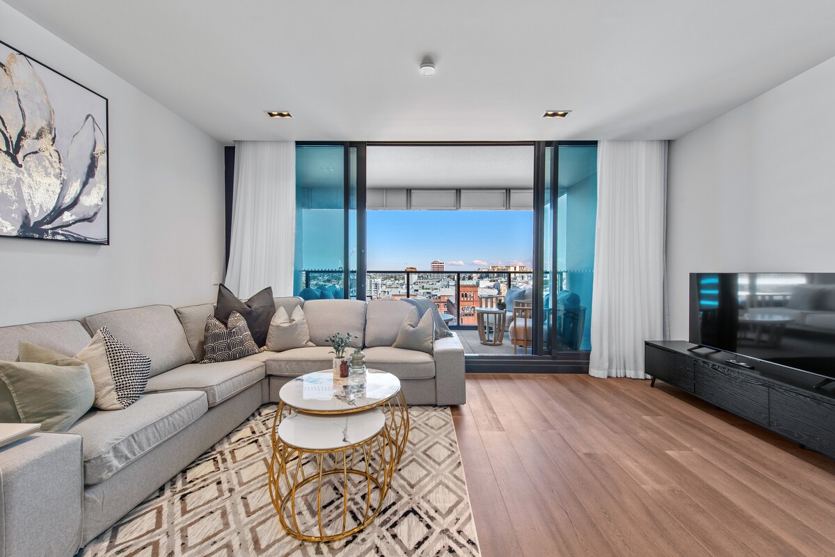 Luxe 3BR Apt w City Views, Car Park & Rooftop Pool