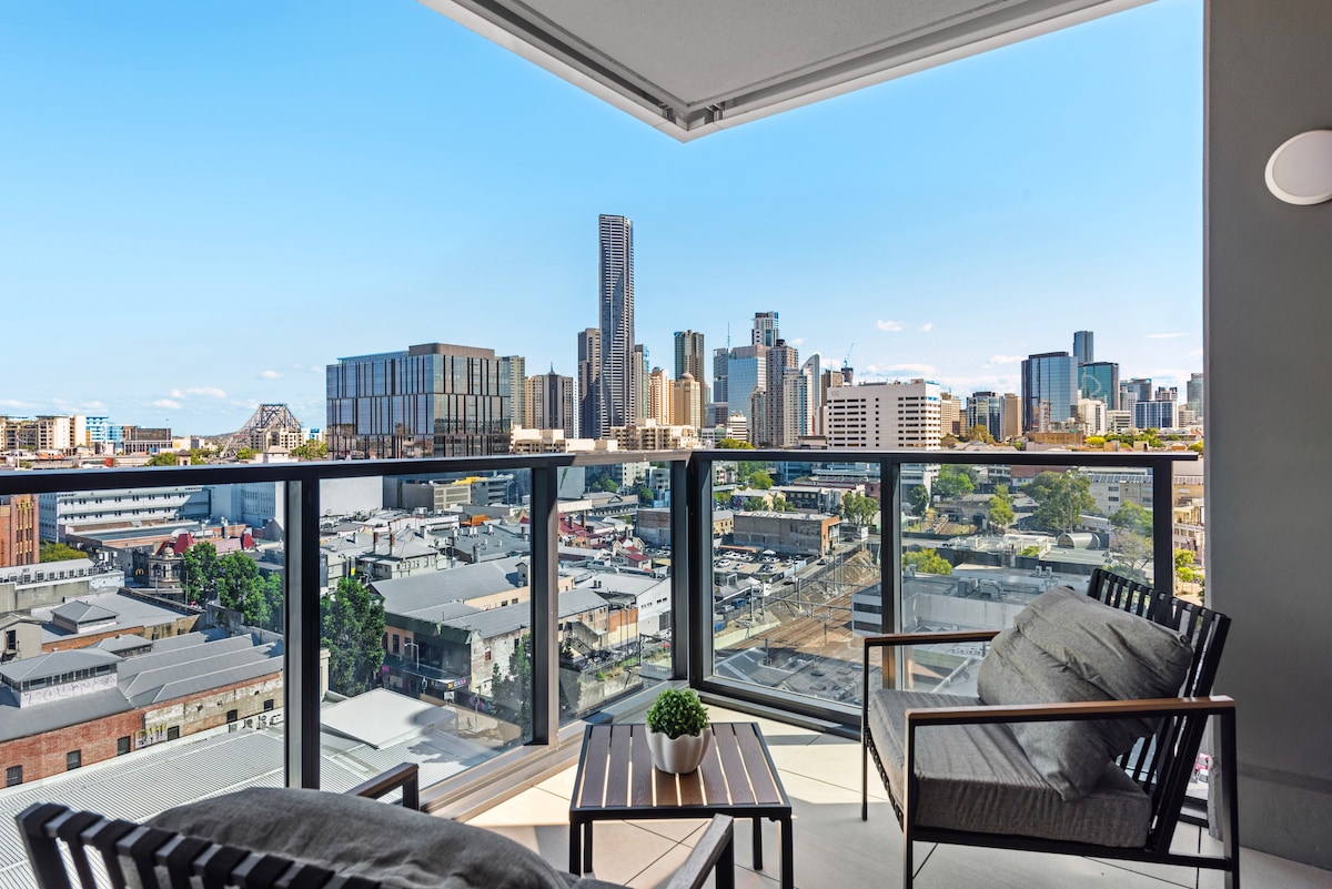 Luxe 3BR Apt w City Views, Car Park & Rooftop Pool