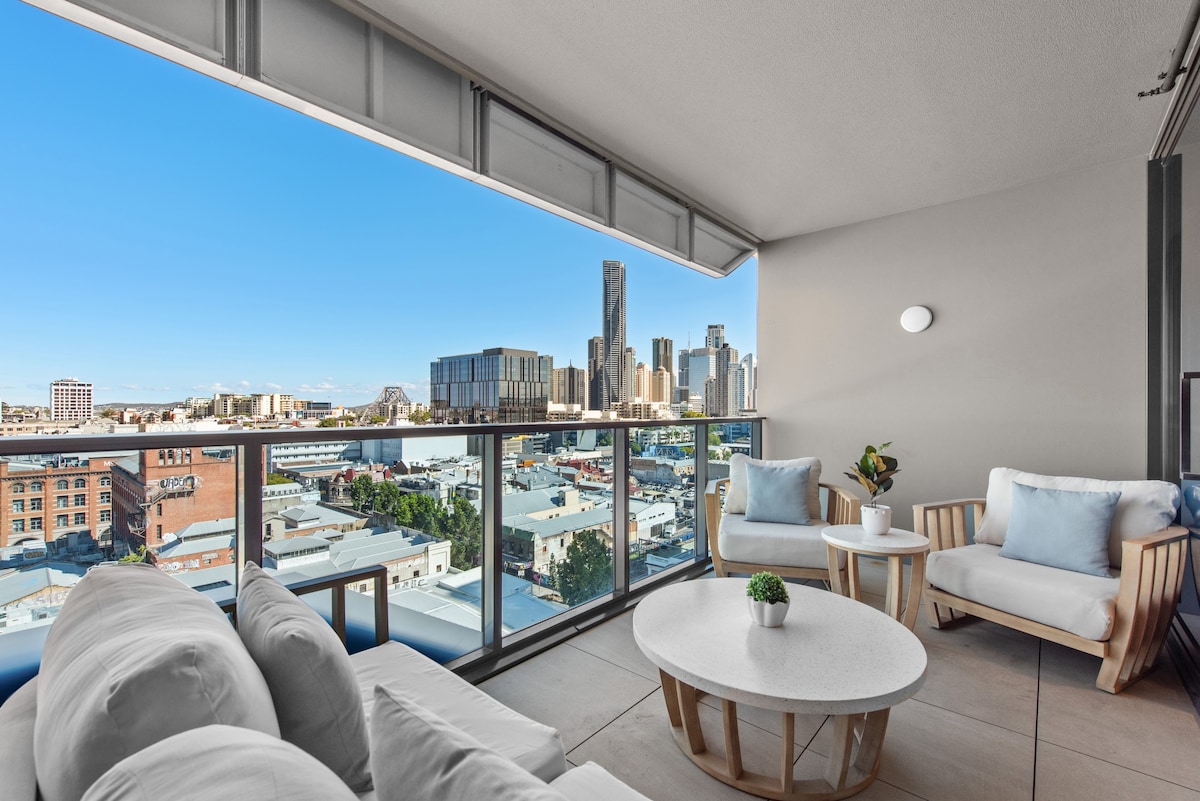 Luxe 3BR Apt w City Views, Car Park & Rooftop Pool