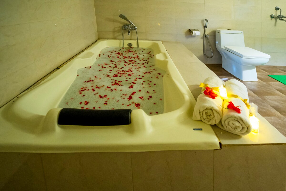 Honeymoon Suite with Bathtub