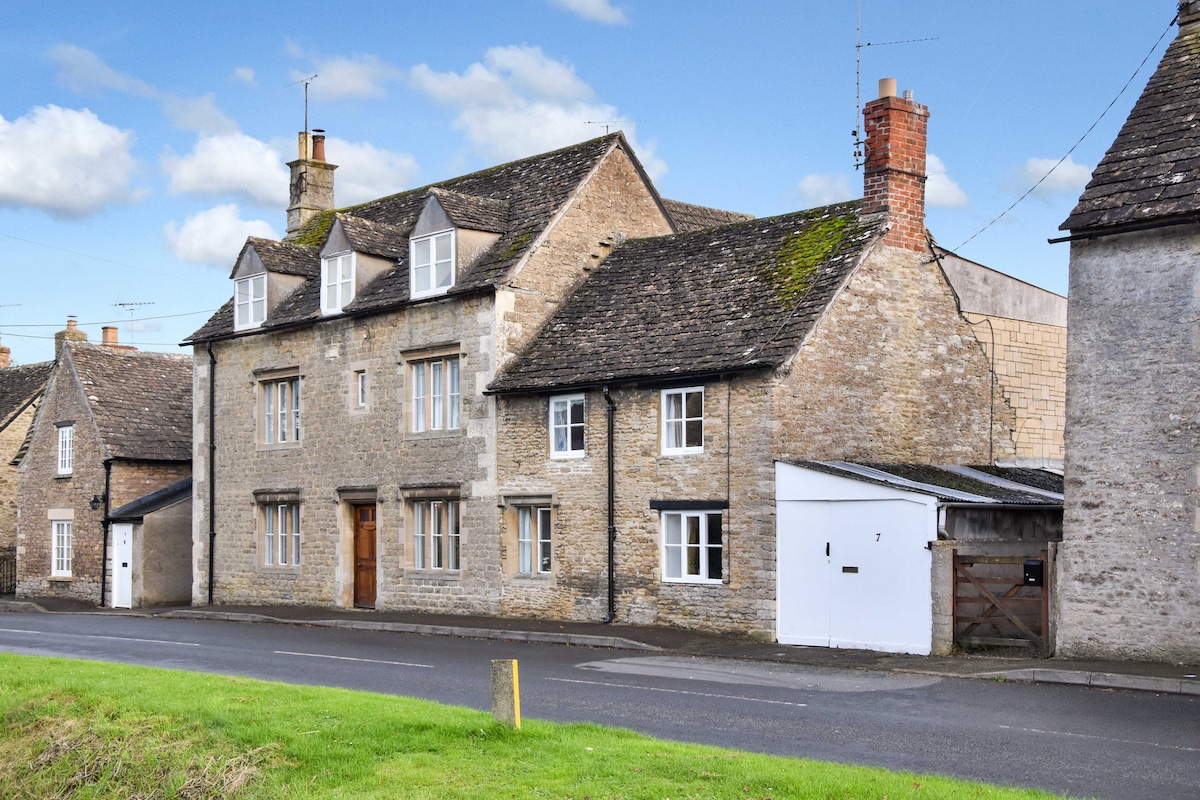 Cotswold Grade II listed cottage, village centre