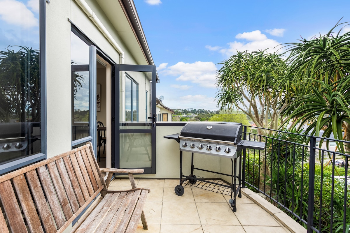 Modern 2BR Abode | Near Eastern Auckland Beaches