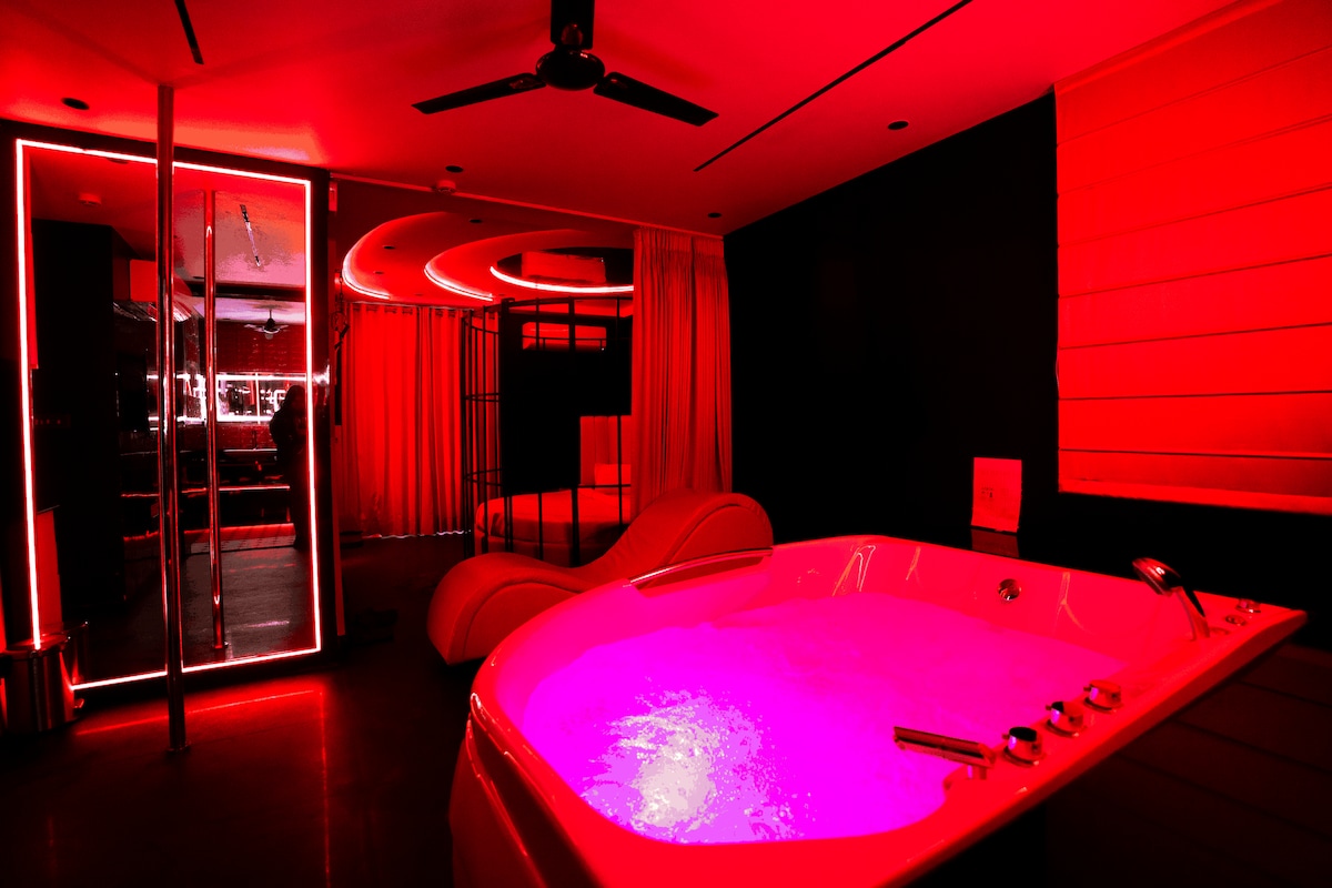 阿姆斯特丹403 .303 |带按摩浴缸+电视的豪华红色卧室