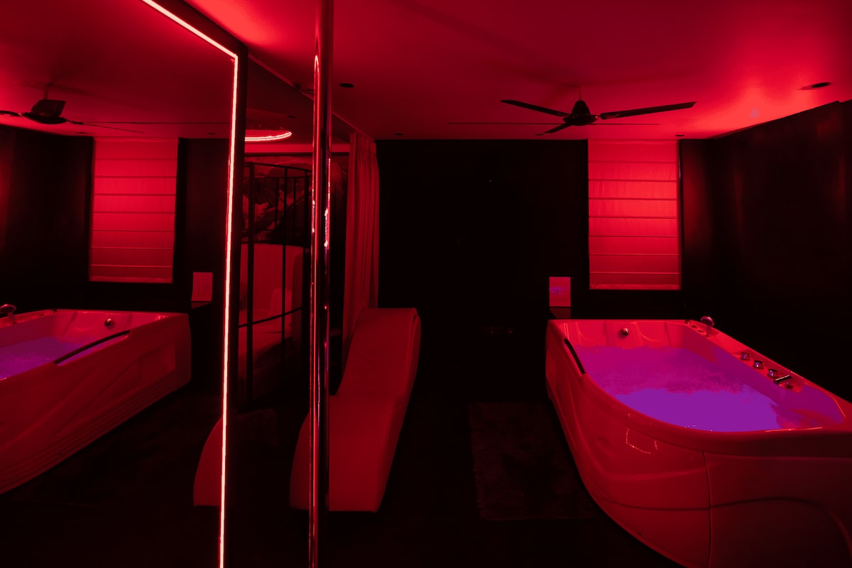 阿姆斯特丹403 .303 |带按摩浴缸+电视的豪华红色卧室