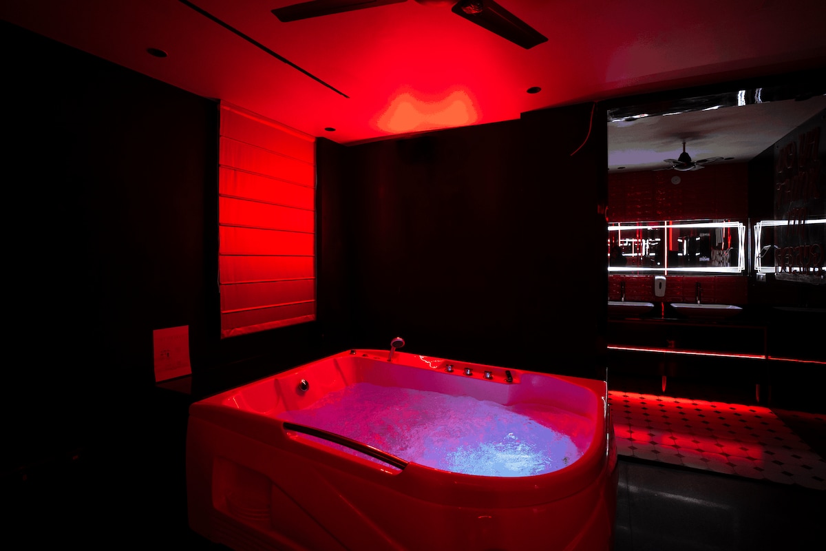 Amsterdam 403 | Fancy Red BR w/ Jacuzzi + TV