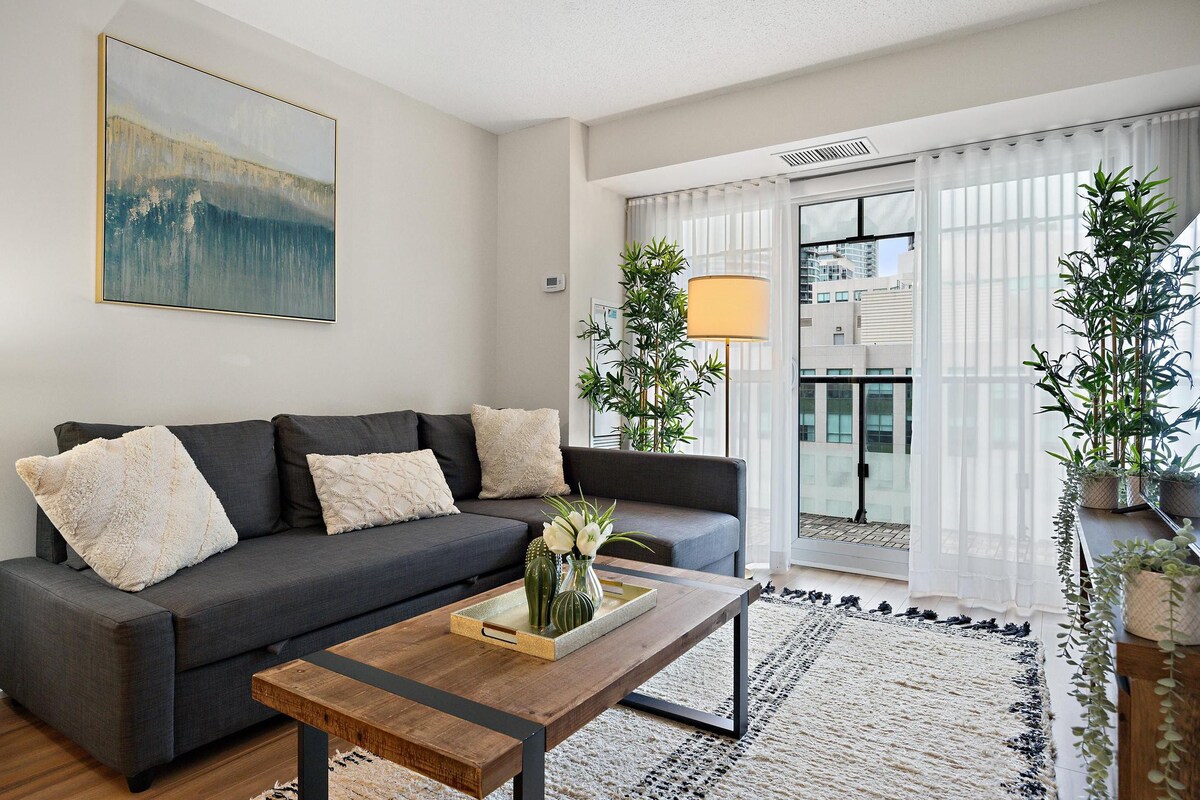 Stylish Condo Near CN Tower + 1 Free Parking