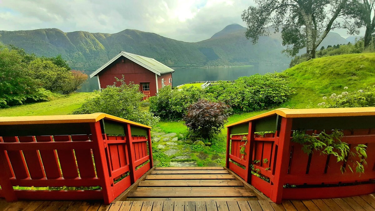 Idyllische Hütte am Fjordufer