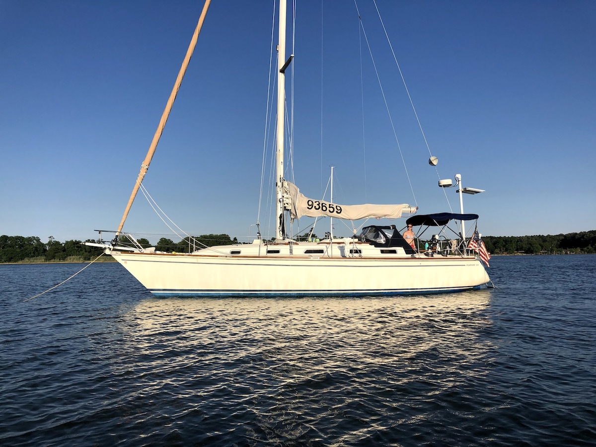 39’ Sailboat in downtown Marina