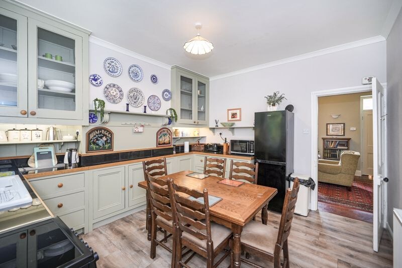 Homely 4 bed characterful, central, clean cottage