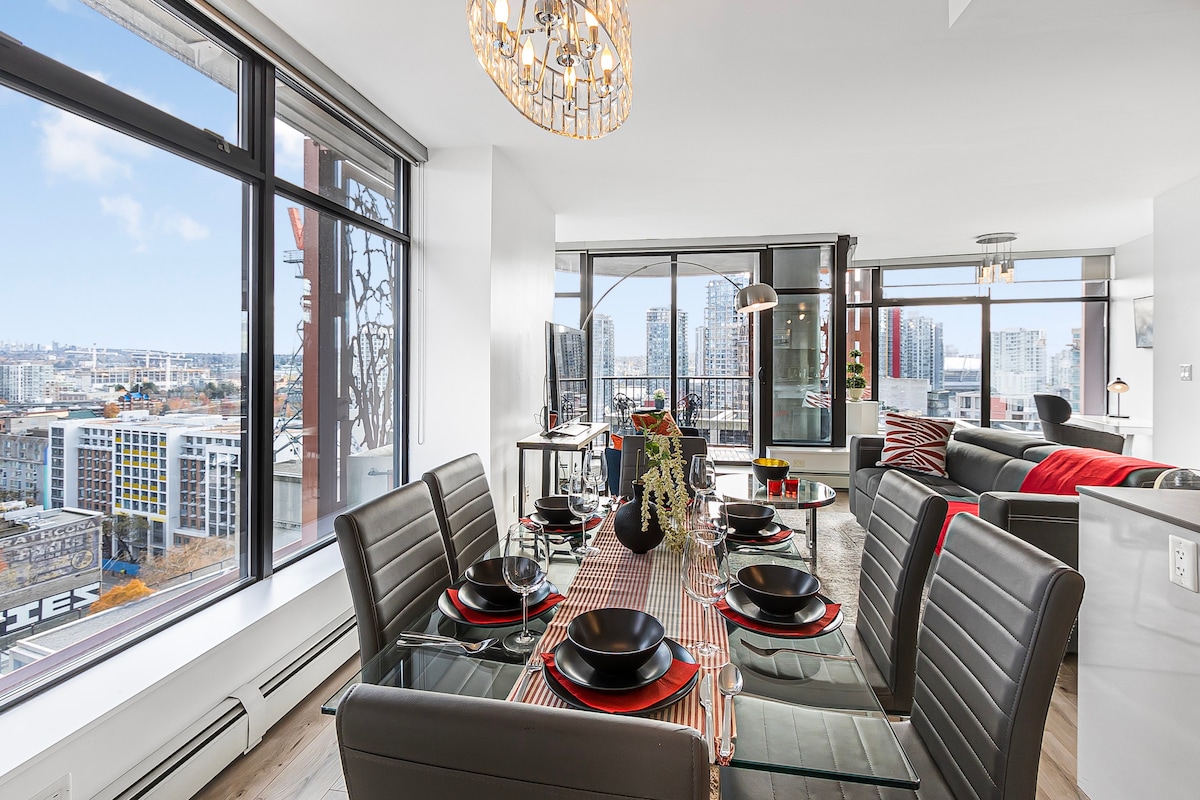 Large Modern Gastown Condo w/ AC & Panoramic Views