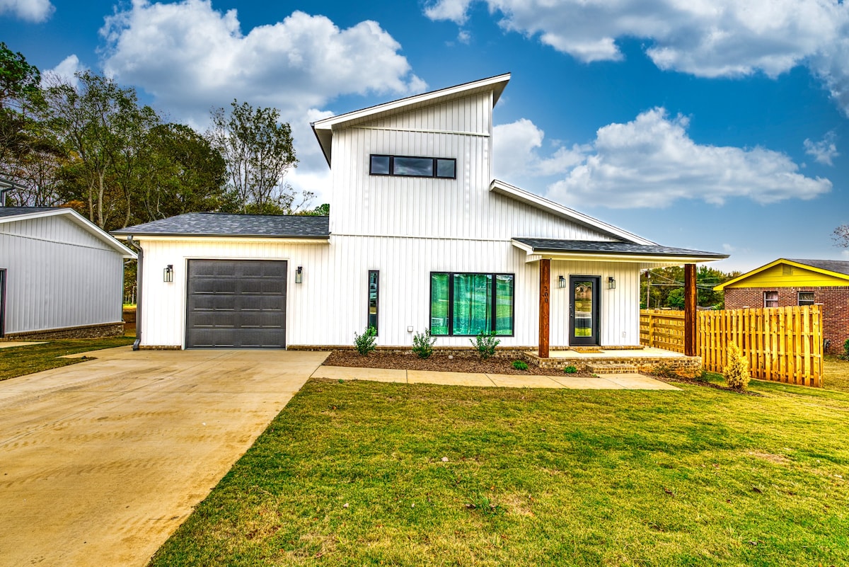 New Build and Modern Retreat near RTJ Golf Course