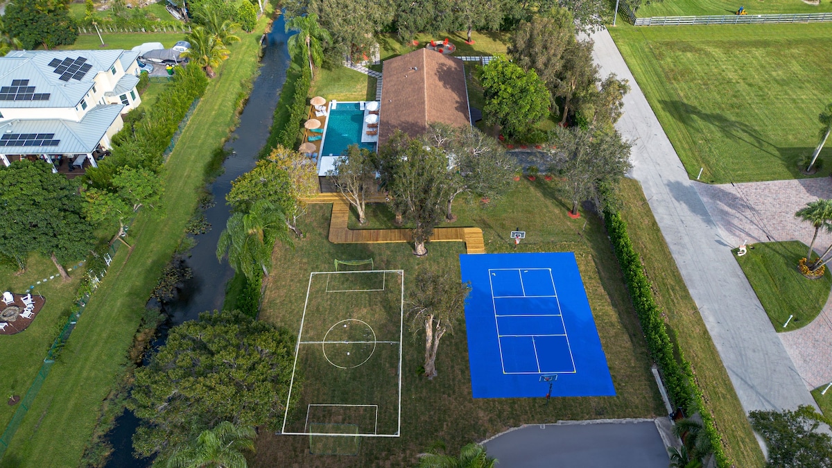 Athletic Oasis: Courts & Cinema Bliss in Miami