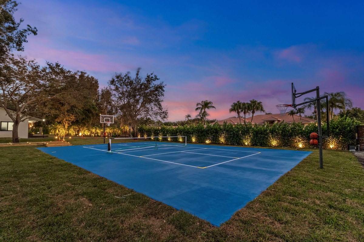 Athletic Oasis: Courts & Cinema Bliss in Miami