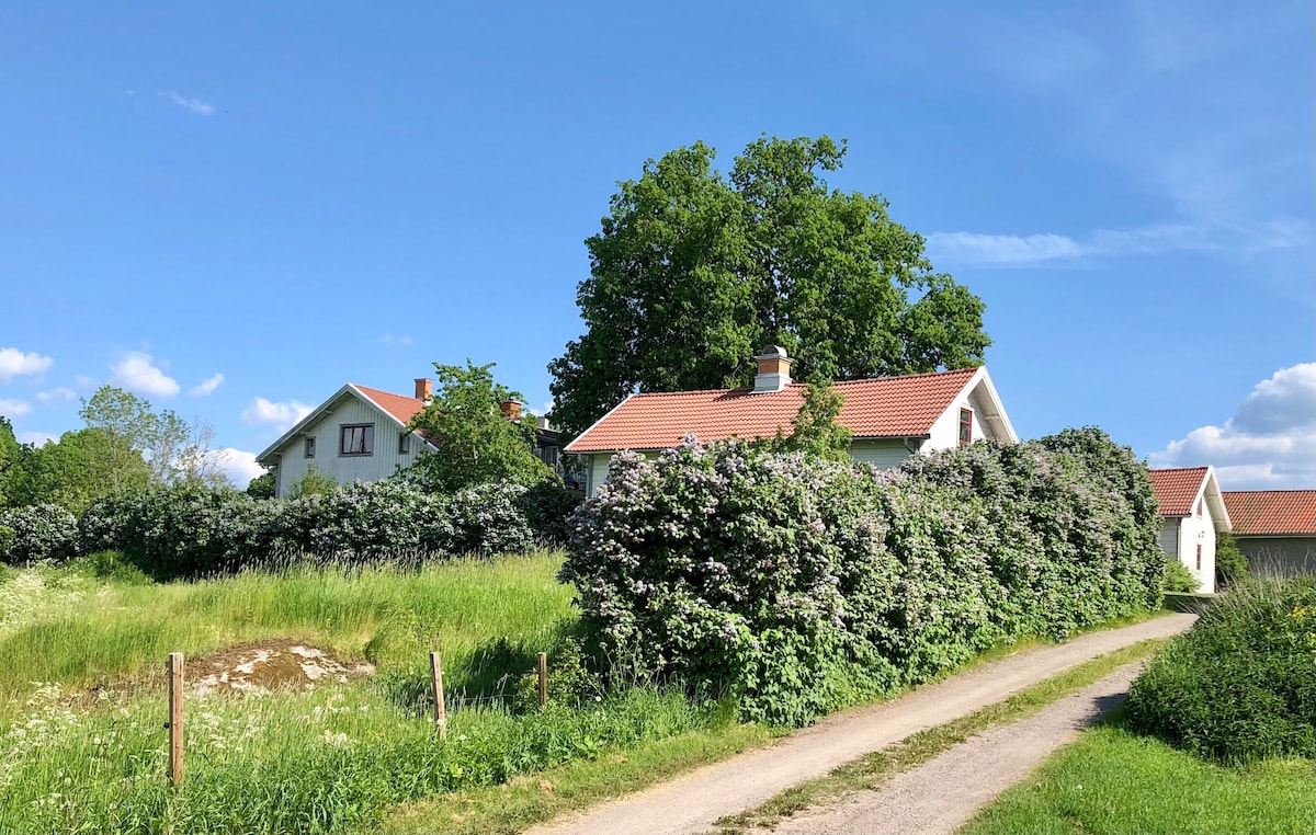 Charmig flygelbyggnad i vacker gårdsmiljö