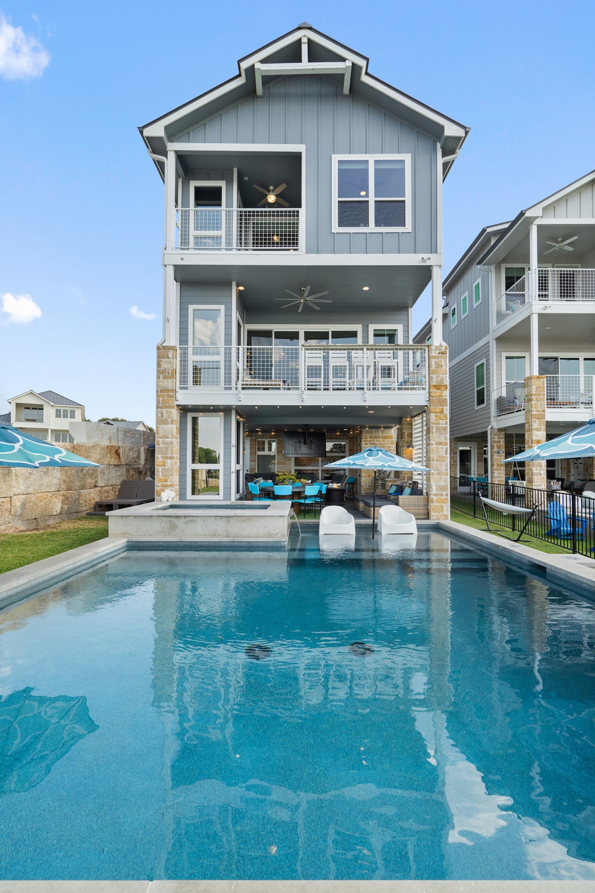 Xanadu Waterfront with Pool, Elevator, Boat Slip