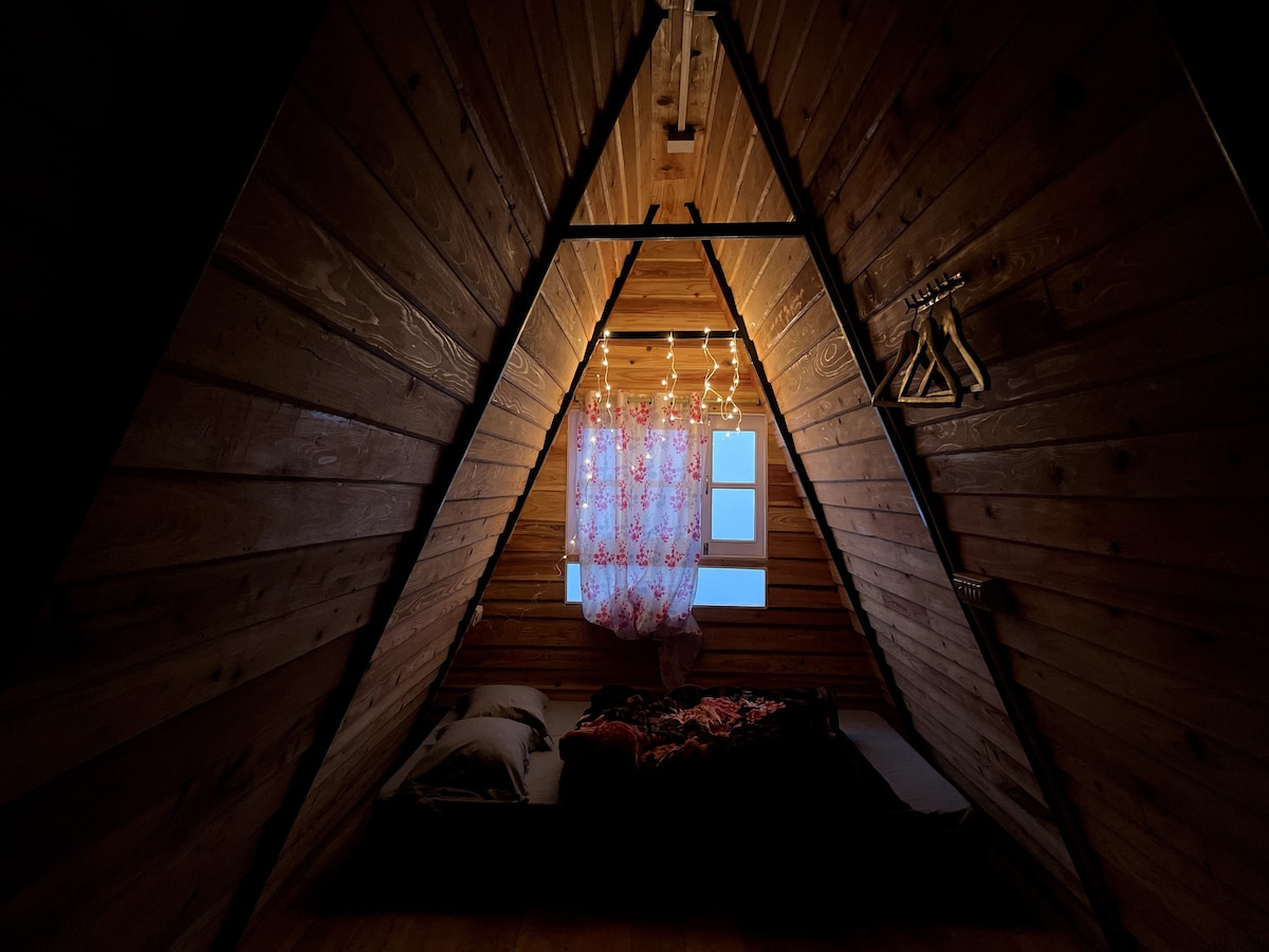 Free Soul's Stay: A-frame cosy cabin in Darjeeling