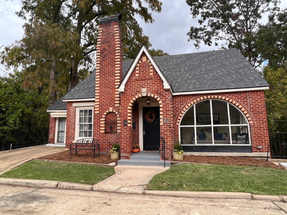 4 Bedroom Bungalow on Bayou w/ Game Room and Patio