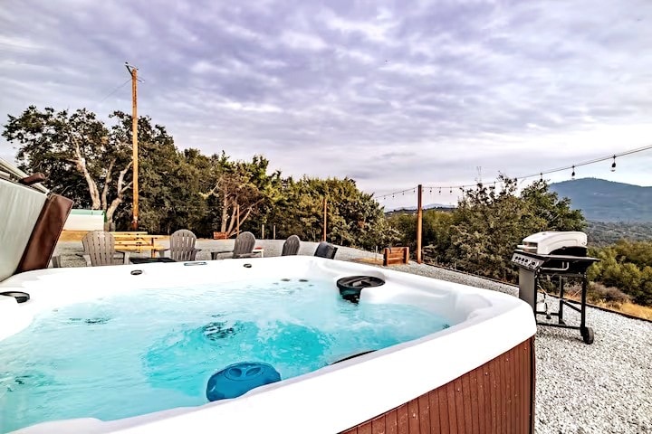 Fantastic Views 2BD 2BTH | Hot tub | Firepit