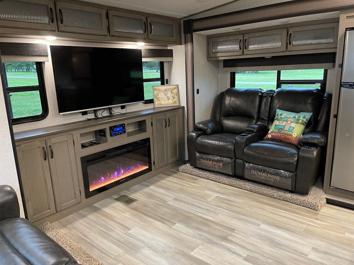 Spacious Luxury RV w/ 3BD & Cozy fireplace