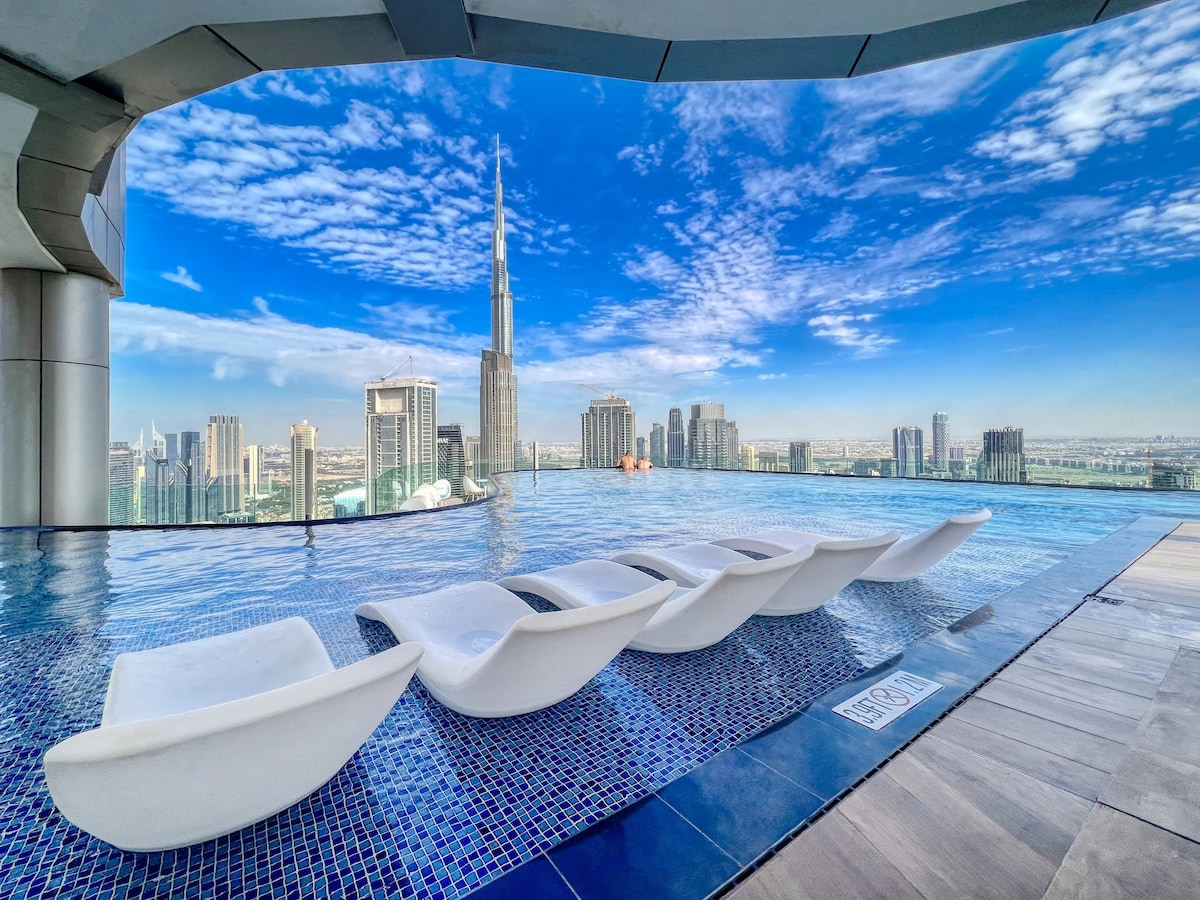迪拜市中心最高的无边泳池
