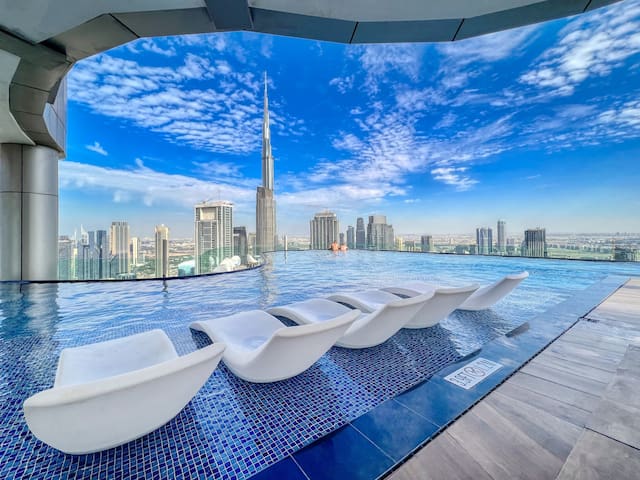 Highest floor - Corner Unit - Infinity Pool