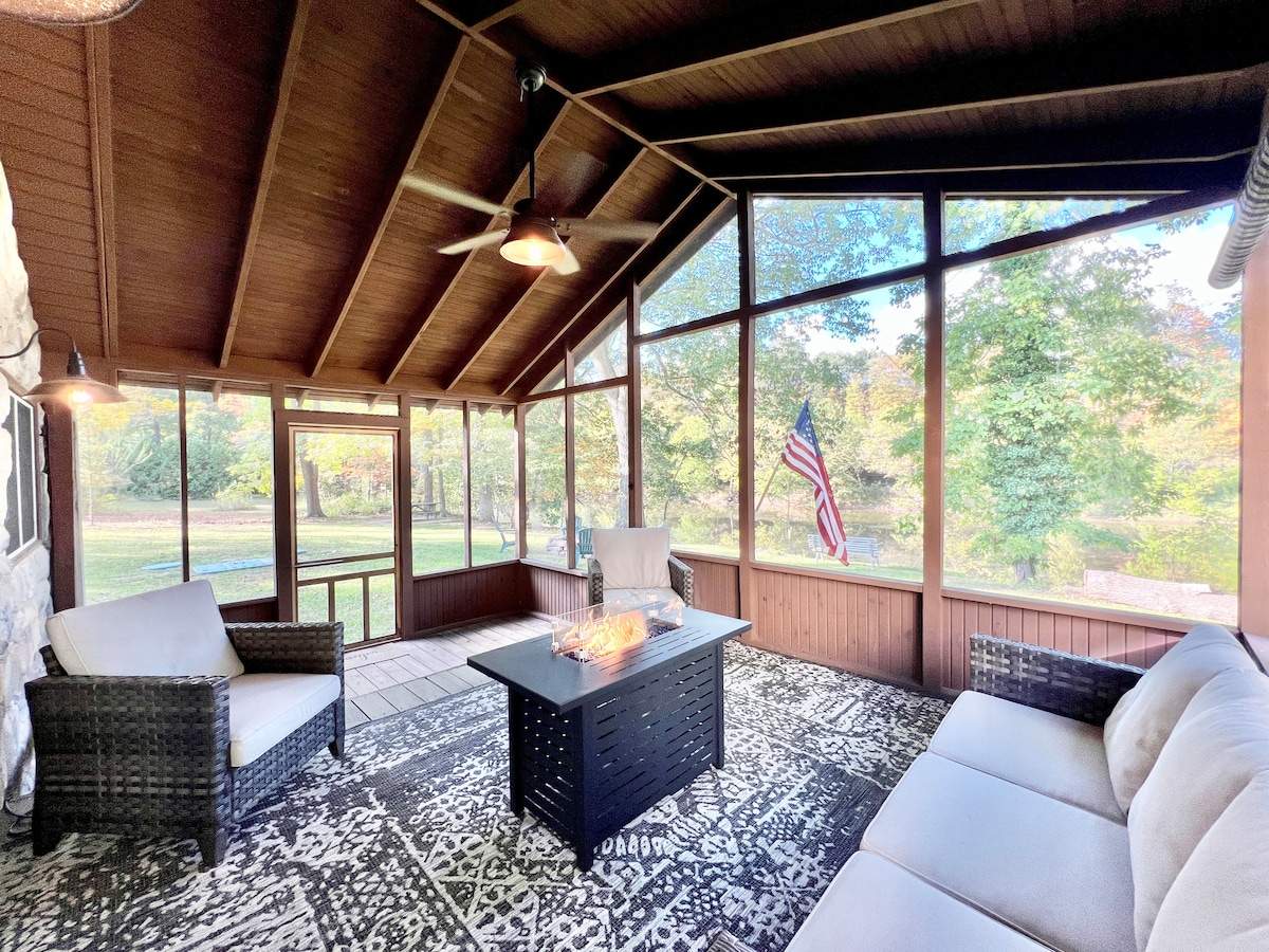 River front getaway with screened-in porch!