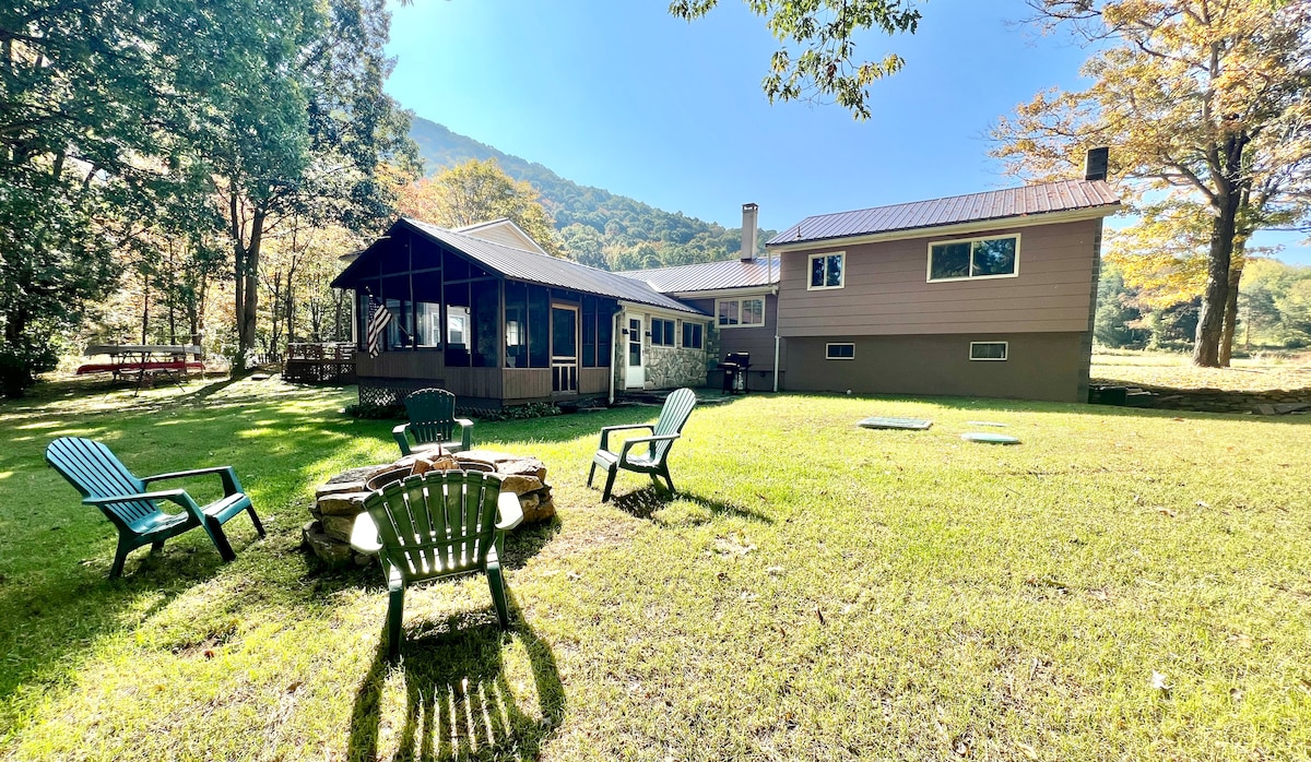 River front getaway with screened-in porch!