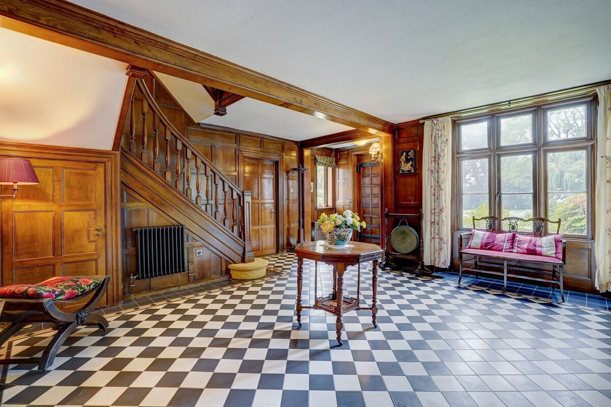 THE OLD HALL. Sleeps 12 with pool, tennis, woods