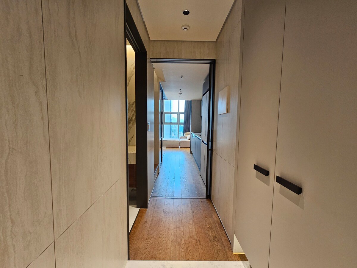 Brand New Loft, near COEX High Top (Multi layer)