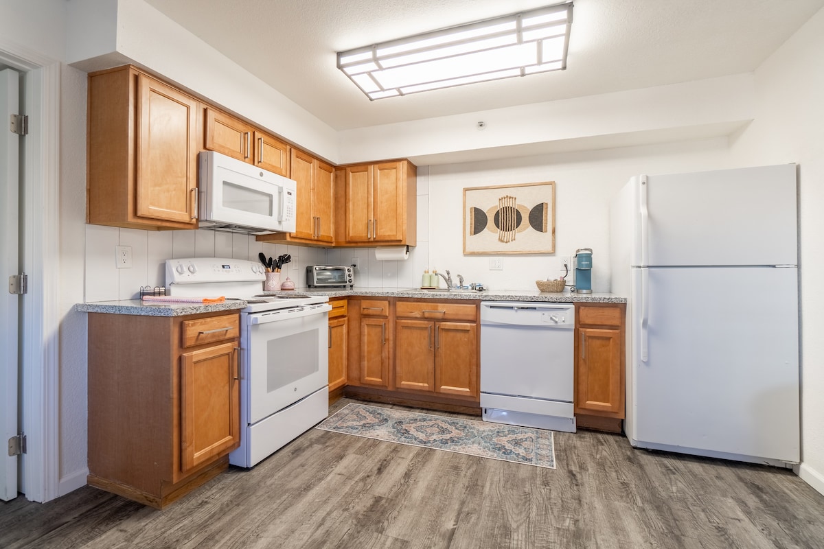 Midtown Modern - Stylish 2BR Lodging in Reno