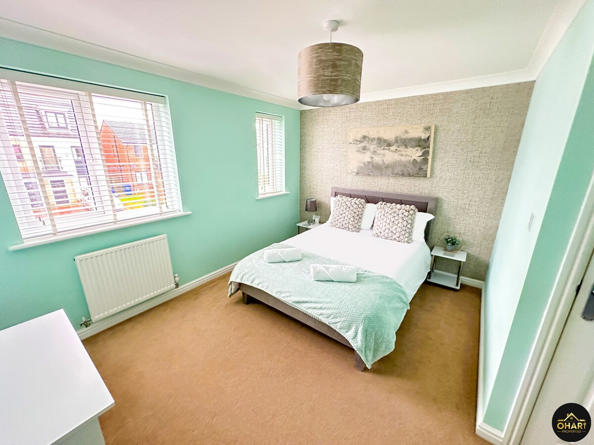 Modern 3 Bed - FREE Parking - Long Term Stays