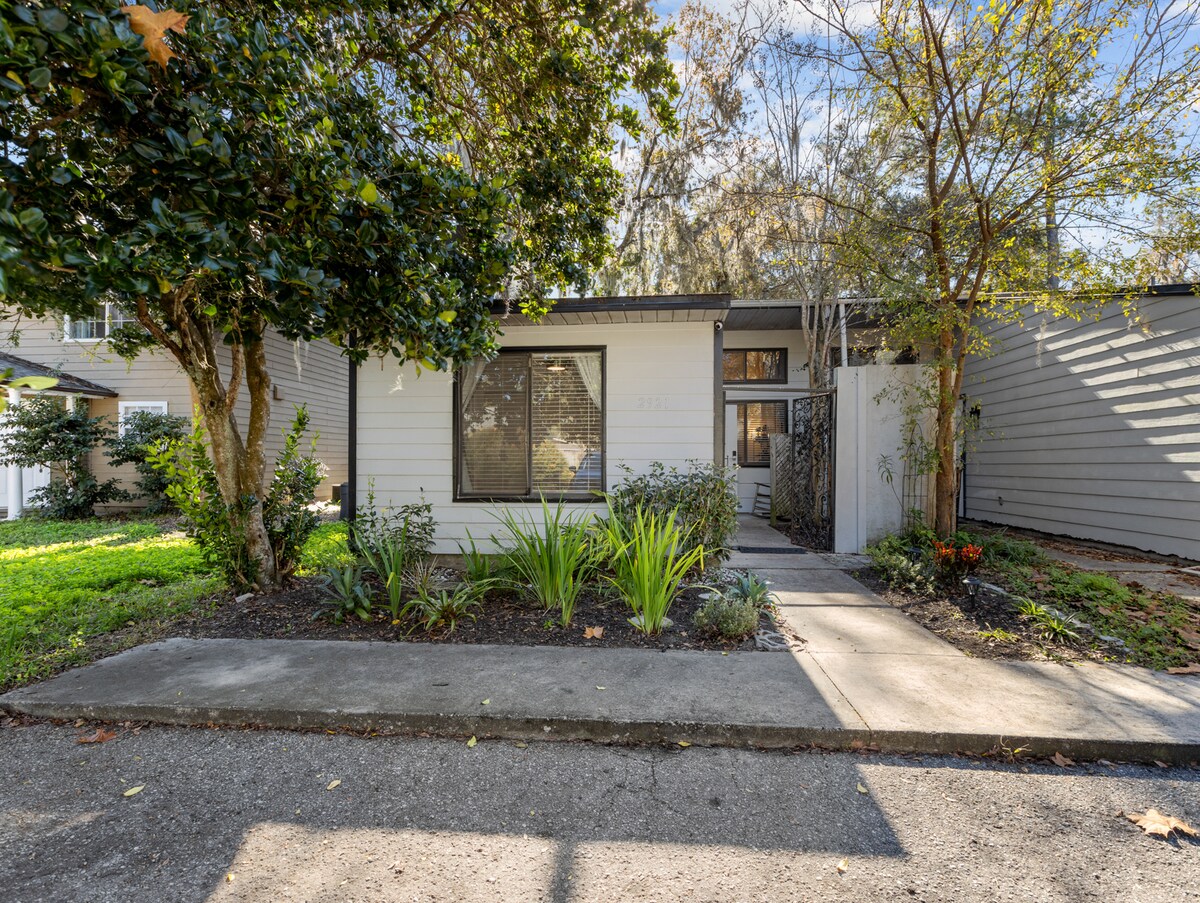 The Tree House - Newly Furnished Urban Oasis