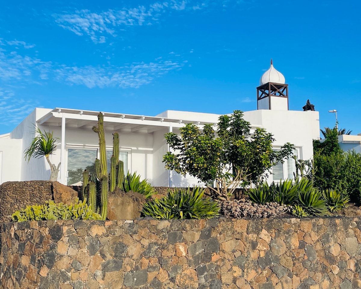 Casa Bella Vista frente al mar y piscina natural.