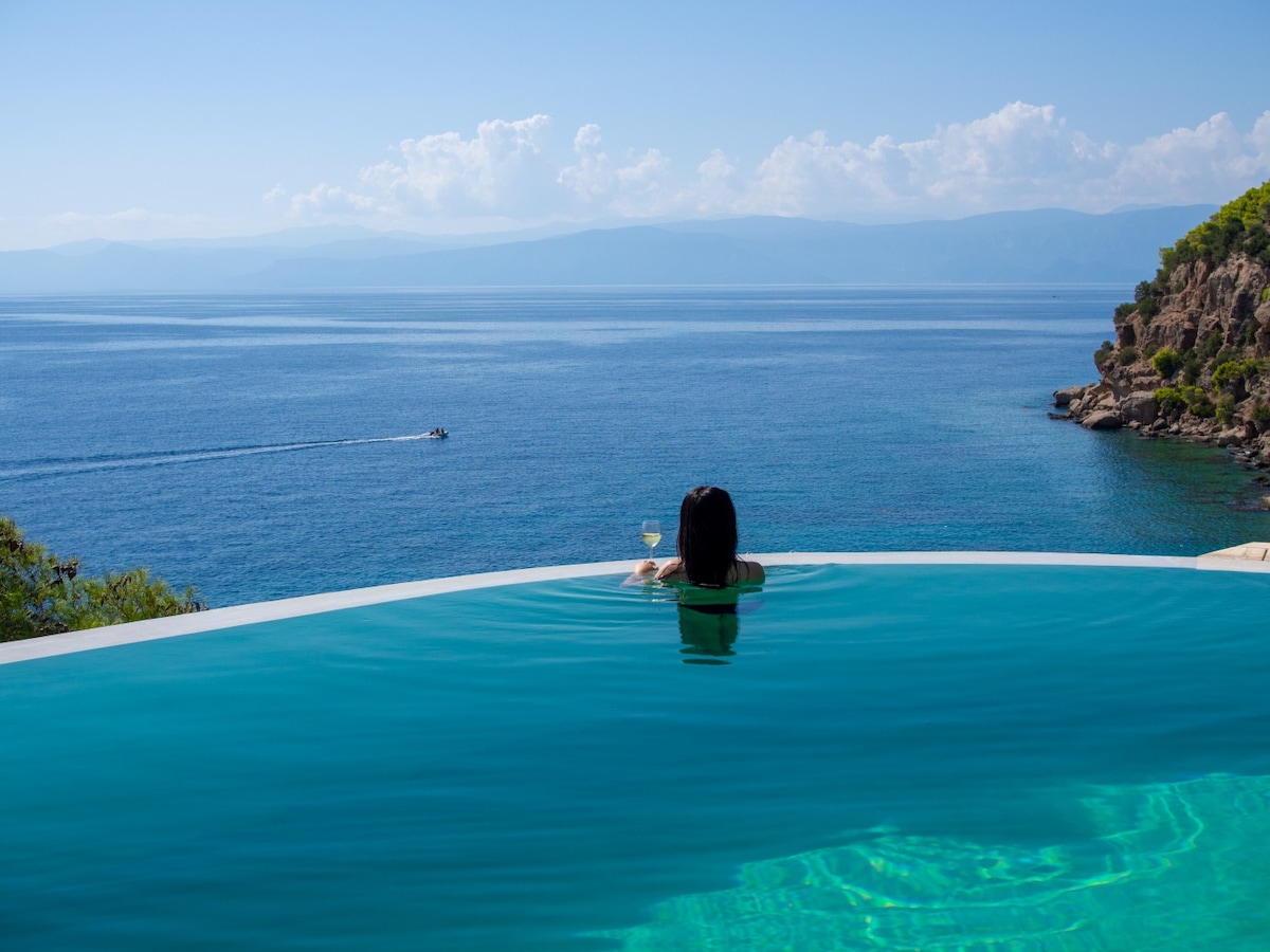 Breathtaking Seafront Complex Pool Villas