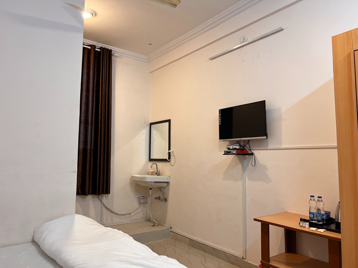 Deluxe Room | By The Patel Stadium Hotel