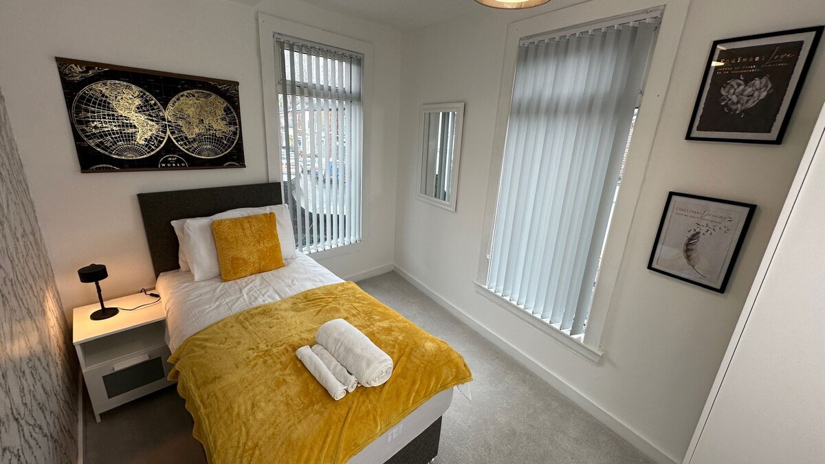 Snug Flat in heart of Castleford