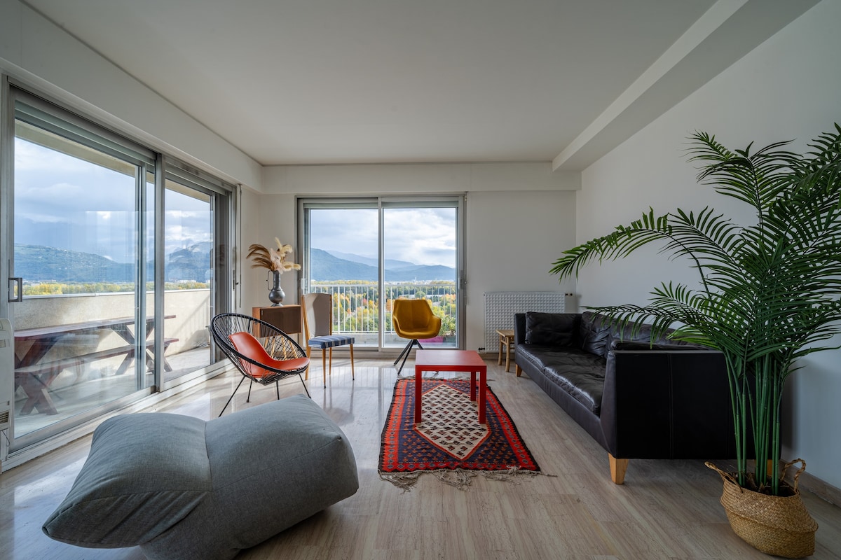 La tour ensoleillée, Chambre avec vue aérienne