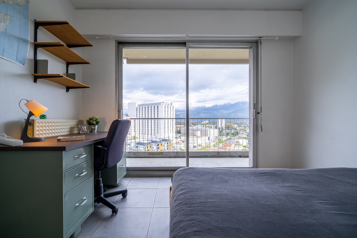 La tour ensoleillée, Chambre avec vue aérienne