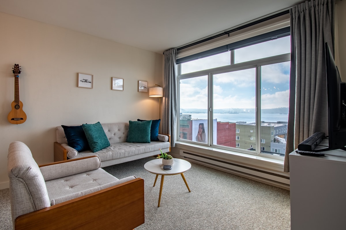 Luxurious 2BR Penthouse with Water View Seattle!