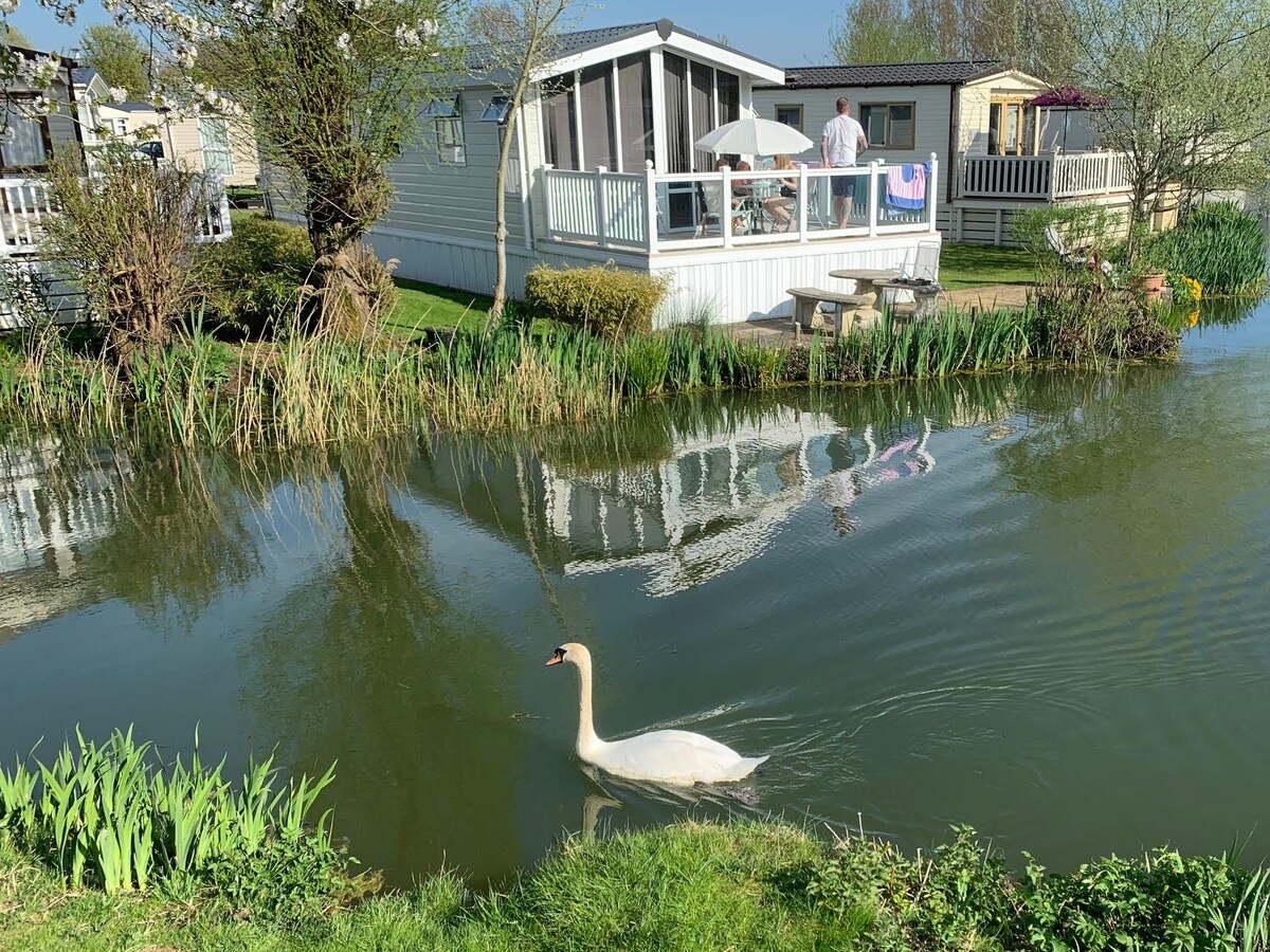 Waters Edge, Hoburne Cotswolds