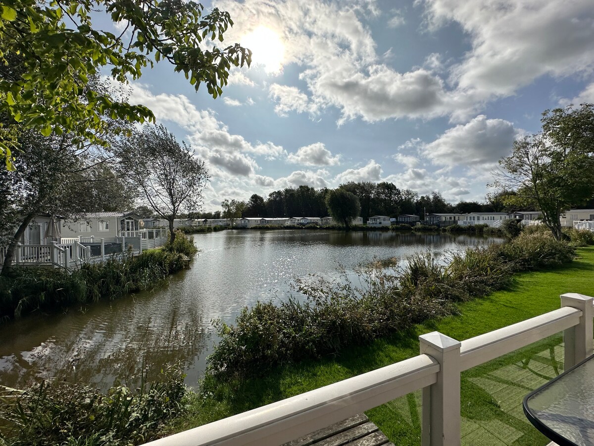 Waters Edge, Hoburne Cotswolds