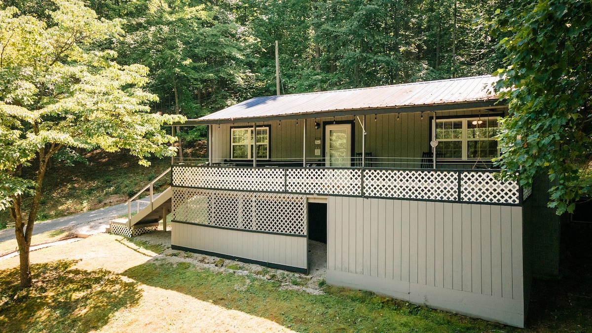 Farmhouse Cottage! (Easy ATV Parking/ThruDrive!)