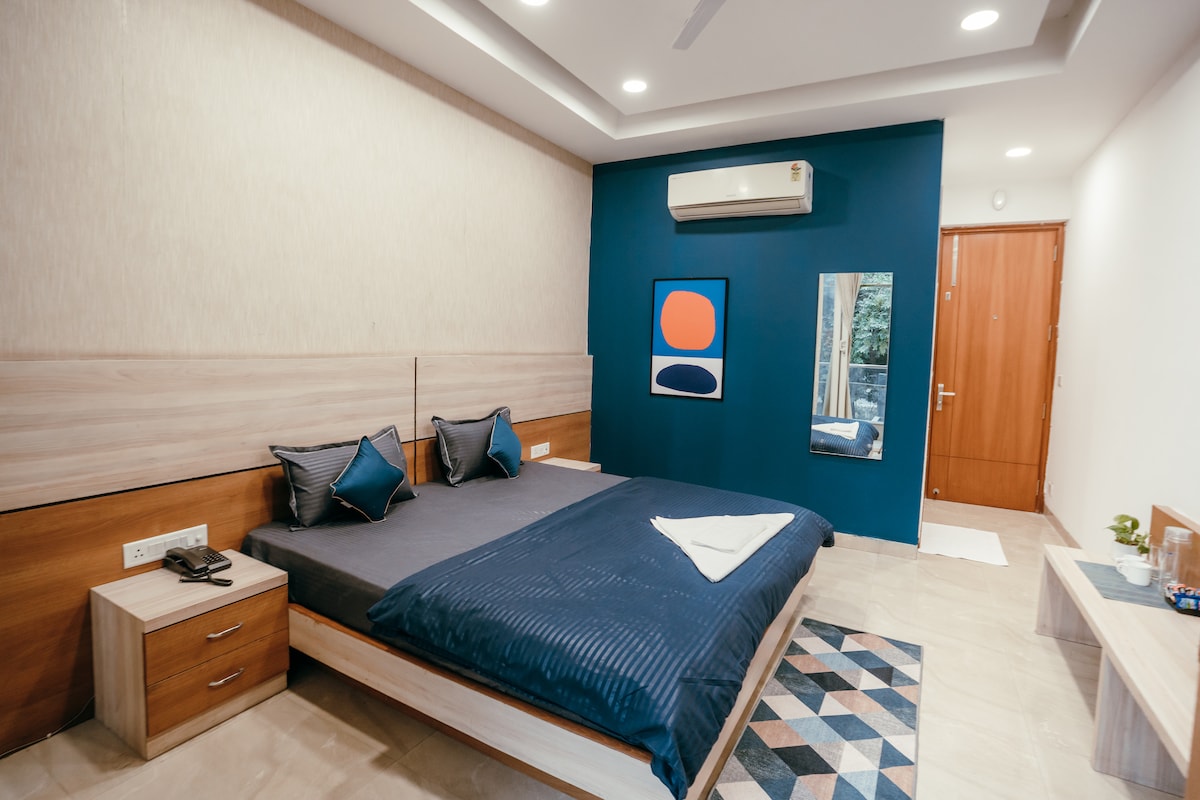 FlxHo Cozy Stylish Room w/Balcony near Rajiv Chowk