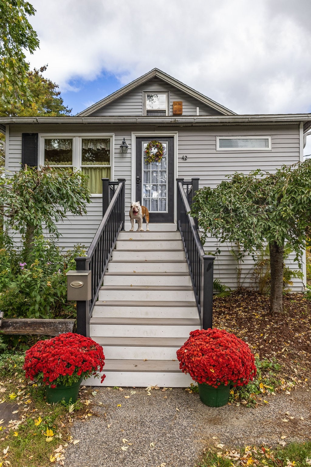 Cute Craftsman Bungalow home w/ fenced in yard